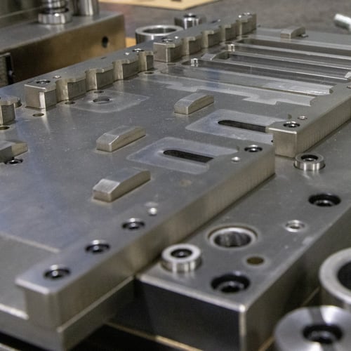 Mold for forming plastic parts